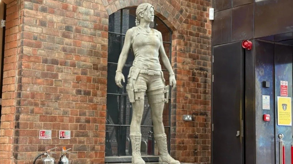 A est&aacute;tua de Lara Croft, hero&iacute;na de Tomb Raider, &eacute; exibida temporariamente no Museum of Making em Derby, Reino Unido. -  (crédito: Reprodu&ccedil;&atilde;o/BBC)