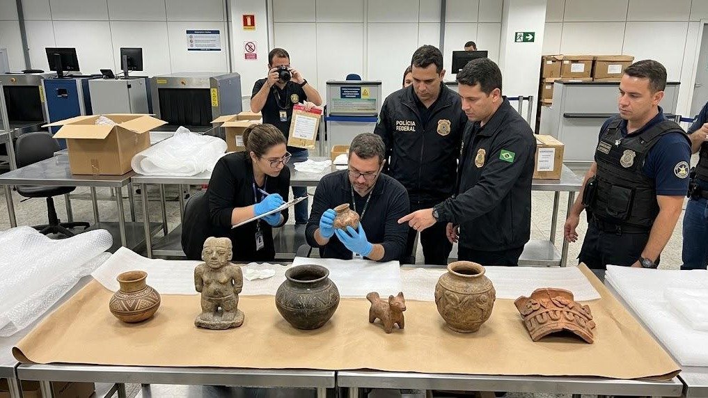 Autoridades mexicanas inspecionam pe&ccedil;as arqueol&oacute;gicas apreendidas em opera&ccedil;&atilde;o contra o tr&aacute;fico de bens culturais no aeroporto -  (crédito: Imagem Ilustrativa de IA)