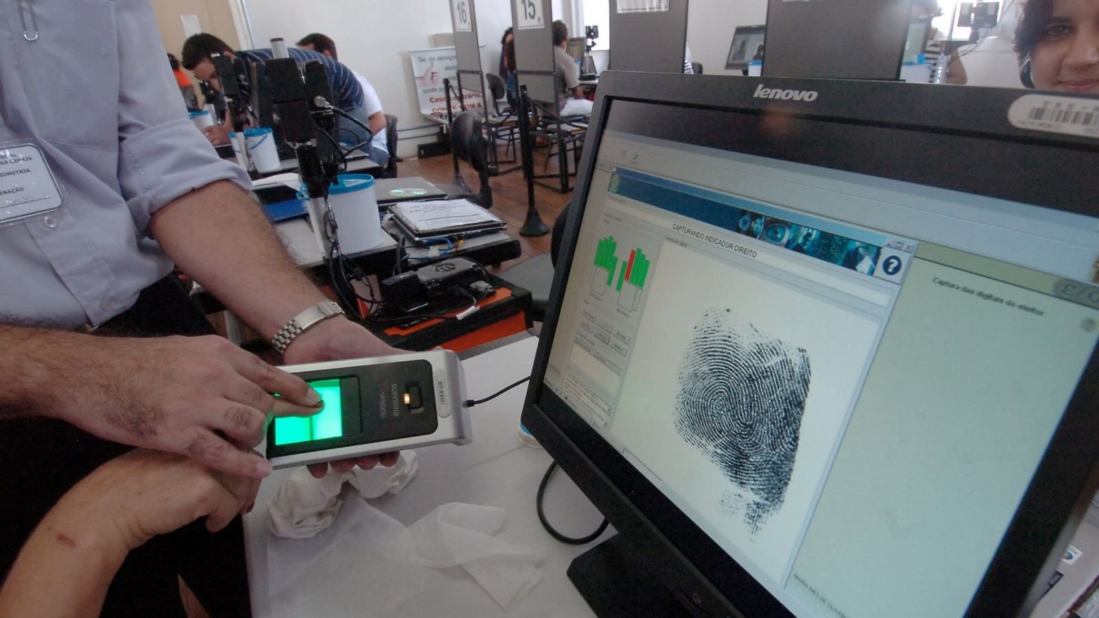 Eleitores com cadastro biom&eacute;trico podem ser identificados por digitais; quem n&atilde;o tem, assina o caderno de vota&ccedil;&atilde;o -  (crédito: Beto Magalh&atilde;es/EM)