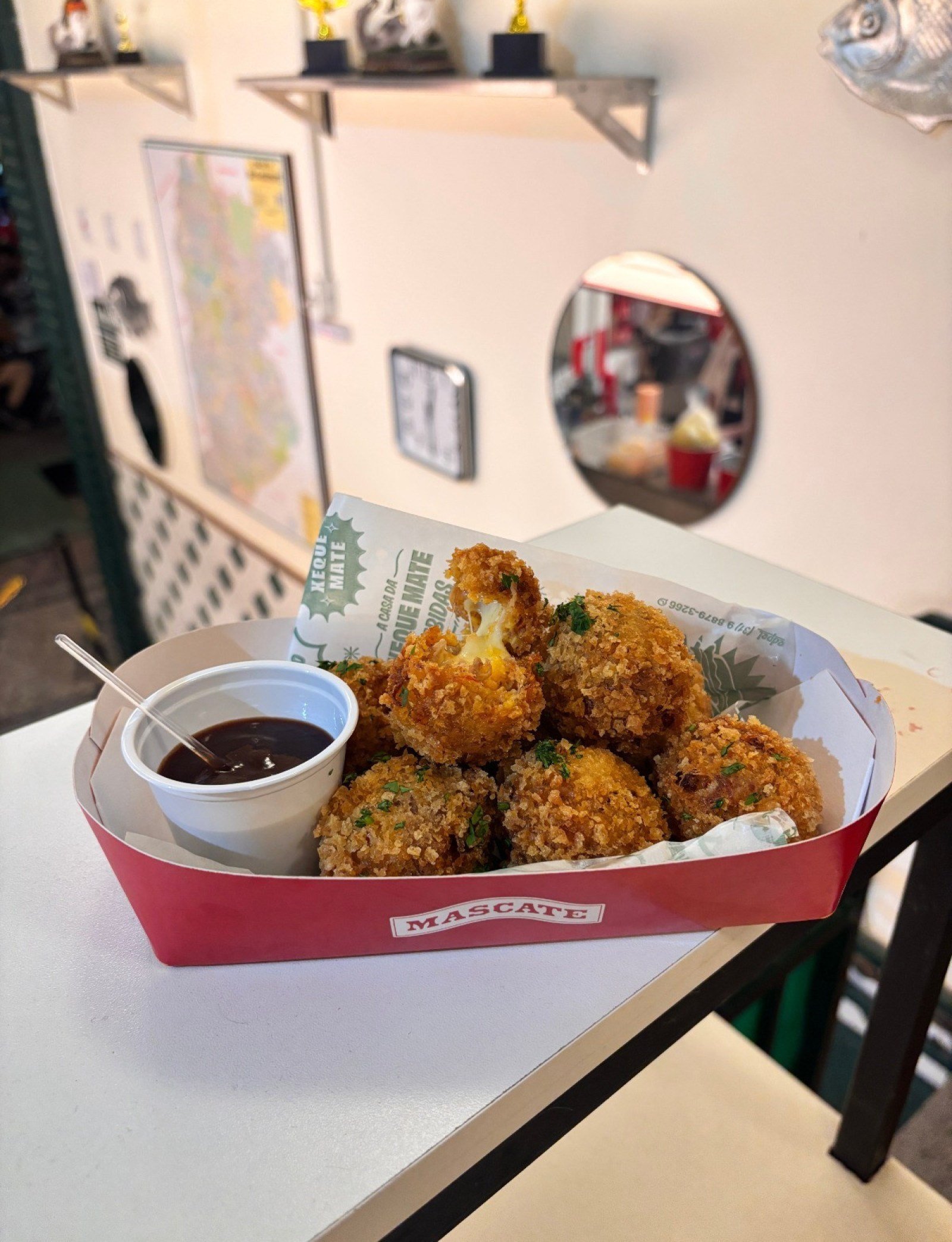 Inclu&iacute;do em um menu junino, o bolinho de canjiquinha com costelinha e queijo do Mascate agradou tanto que ficou de vez 