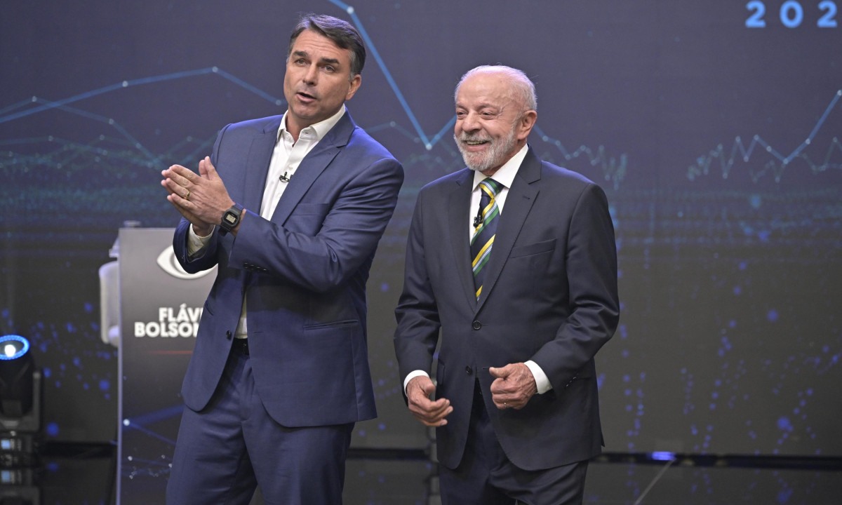 Flávio Bolsonaro e Lula durante debate presidencial na Band - (crédito: Renato Pizzutto/Band)