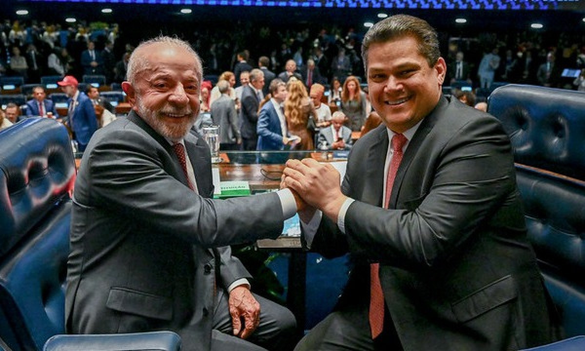 Lula e Davi Alcolumbre em articulação no Senado, onde o presidente da Casa avalia cenários políticos para a eleição e o STF - (crédito: Pedro Gontigo/Senado Federal)