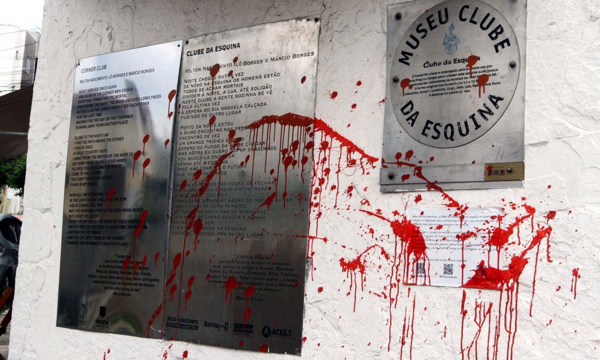 23/10/2026. Credito: Jair Amaral/EM/D.A Press. Belo Horizonte-MG. Esquina do Clube da Esquina e alvo de vandalismo em BH. O local historico no bairro Santa Tereza foi atacado na madrugada desta sexta-feira (23/10), dois dias antes do segundo turno das eleicoes. Moradores suspeitam de motivacao politica.
- (crédito: Jair Amaral/EM)