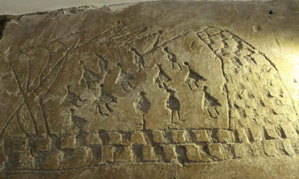 Desenhos em baixo relevo em paredes do por&atilde;o de casar&atilde;o na rua Direita, no centro hist&oacute;rico de Ouro Preto, (MG), retratam aves pernaltas, entre outras figuras 