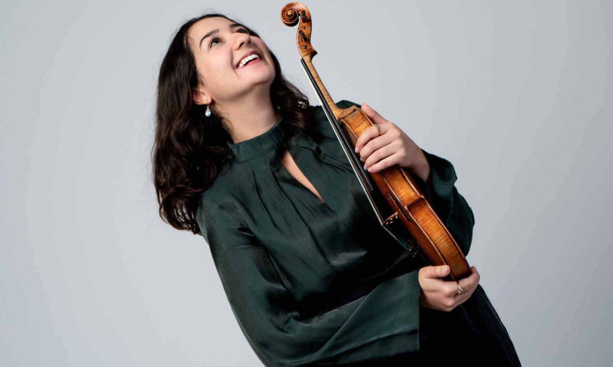 Marina Caputo ganhou bolsa para estudar violino em Paris e tocou o instrumento nas ruas da capital francesa para complementar o orçamento - (crédito: Nancy Horowitz/Divulgação)