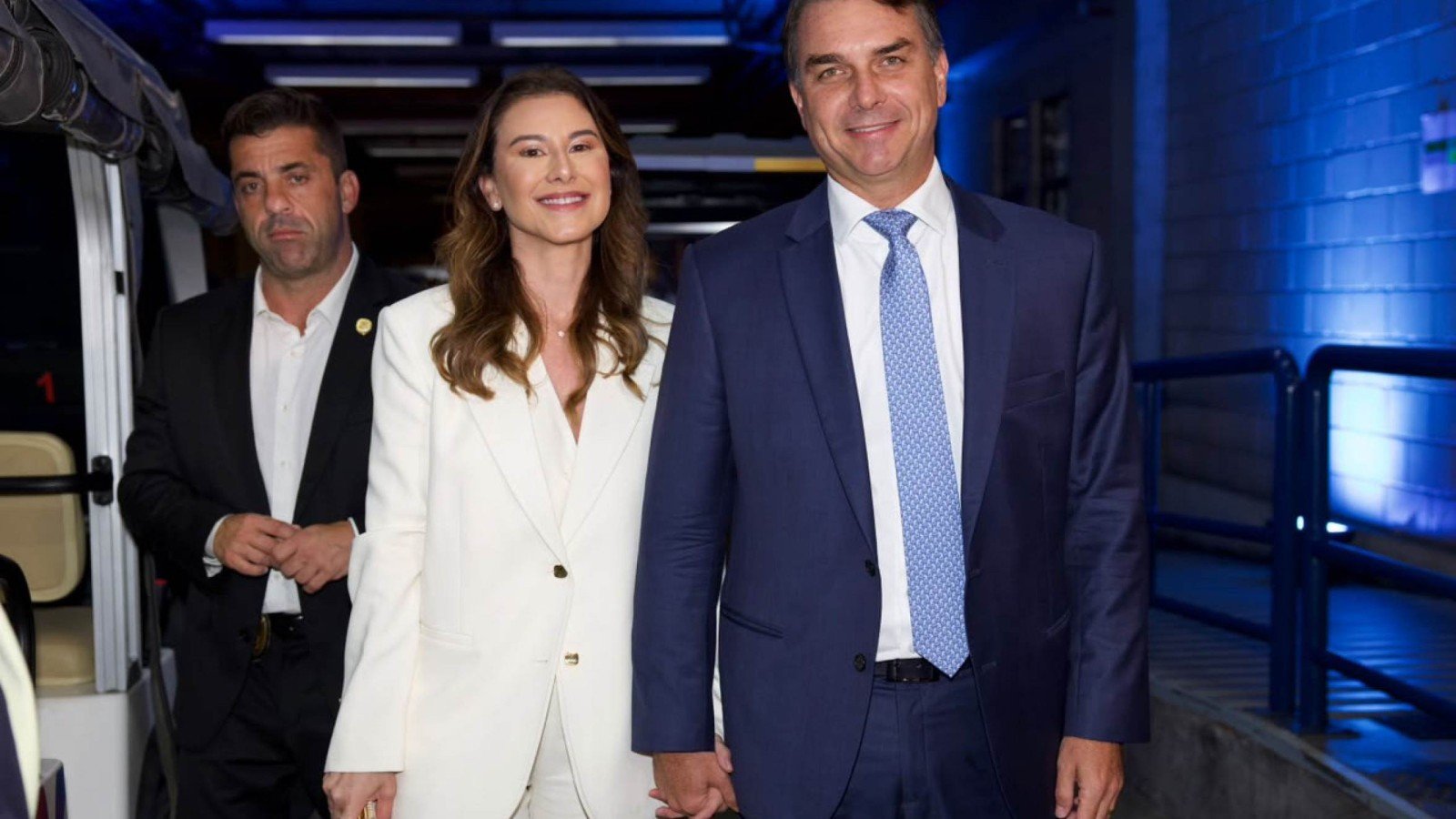Fl&aacute;vio Bolsonaro (PL) chegou aos Est&uacute;dios Globo &agrave;s 19h56 para o debate entre os candidatos &agrave; Presid&ecirc;ncia da Rep&uacute;blica