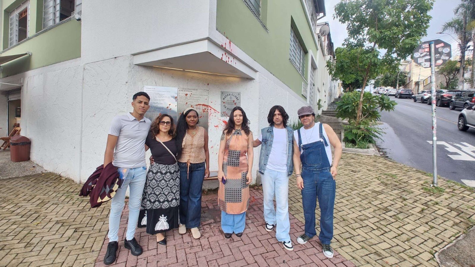 Carlos Brito, S&ocirc;nia Andrade, Efig&ecirc;nia Maria, Carolina Em&iacute;lia, Tiago Nonato e Sanducka Brasil, integrantes da pe&ccedil;a Noite Chegou Outra Vez &ndash; Mem&oacute;rias do Clube da Esquina, que estreia em 4 de novembro, estiveram na esquina para manifestar indigna&ccedil;&atilde;o com o vandalismo