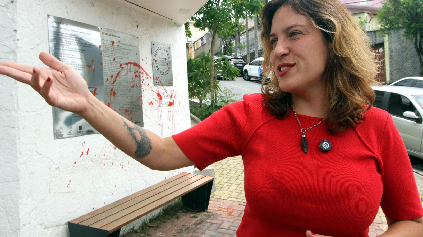  23/10/2026. Credito: Jair Amaral/EM/D.A Press. Belo Horizonte-MG. Esquina do Clube da Esquina e alvo de vandalismo em BH. O local historico no bairro Santa Tereza foi atacado na madrugada desta sexta-feira (23/10), dois dias antes do segundo turno das eleicoes. Moradores suspeitam de motivacao politica. Na foto, deputada estadual Bella Goncalves.       