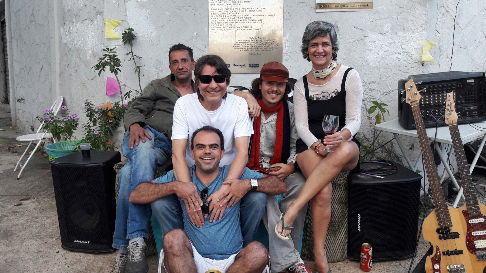  Credito M.Goncalves/Divulgacao - Lo Borges, Gabriel Guedes e  Petronio Souza Goncalves com  Fernando e Janaina Lima Hippies do seculo XXI na Divinopolis com Paraisopolis.  