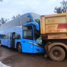 Acidente entre ônibus e caminhão deixa homem preso em ferragens na BR-040 - Divulgação/CBMMG