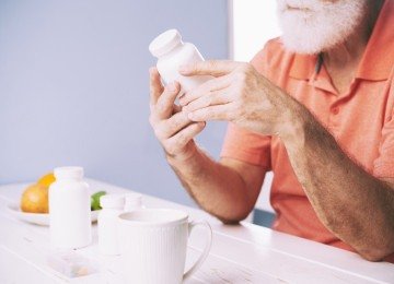 Um remédio simples ou que já tenha sido usado anteriormente pode provocar efeitos diferentes em uma pessoa idosa -  (crédito:  pressfoto/magnific)