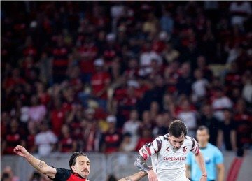 O rubro-negro Leo Ortiz teve muito trabalho para marcar Baltazar Rodríguez, que acabou expulso no Maracanã -  (crédito: Estudiantes/Instagram/Reprodução)