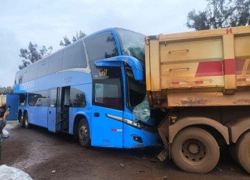 Colisão entre caminhão e ônibus de turismo deixa motorista preso às ferragens na manhã desta sexta-feira (23), na BR-040, em Congonhas -  (crédito: Divulgação/CBMMG)
