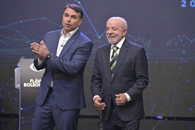 Fl&aacute;vio Bolsonaro e Lula durante debate presidencial na Band  -  (crédito: Renato Pizzutto/Band)