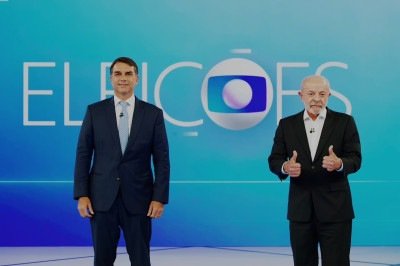 Os candidatos Flávio Bolsonaro (PL) e Luiz Inácio Lula da Silva (PT) no estúdio da TV Globo para participar do debate entre candidatos à Presidência da República -  (crédito: Globo/ Manoella Mello)