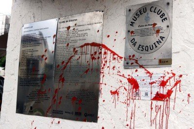  23/10/2026. Credito: Jair Amaral/EM/D.A Press. Belo Horizonte-MG. Esquina do Clube da Esquina e alvo de vandalismo em BH. O local historico no bairro Santa Tereza foi atacado na madrugada desta sexta-feira (23/10), dois dias antes do segundo turno das eleicoes. Moradores suspeitam de motivacao politica. 
       -  (crédito:  Jair Amaral/EM)