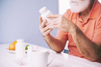 Um remédio simples ou que já tenha sido usado anteriormente pode provocar efeitos diferentes em uma pessoa idosa -  (crédito:  pressfoto/magnific)