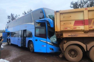 Colisão entre caminhão e ônibus de turismo deixa motorista preso às ferragens na manhã desta sexta-feira (23), na BR-040, em Congonhas -  (crédito: Divulgação/CBMMG)