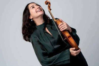 Marina Caputo ganhou bolsa para estudar violino em Paris e tocou o instrumento nas ruas  da capital francesa para complementar o orçamento -  (crédito: Nancy Horowitz/Divulgação)