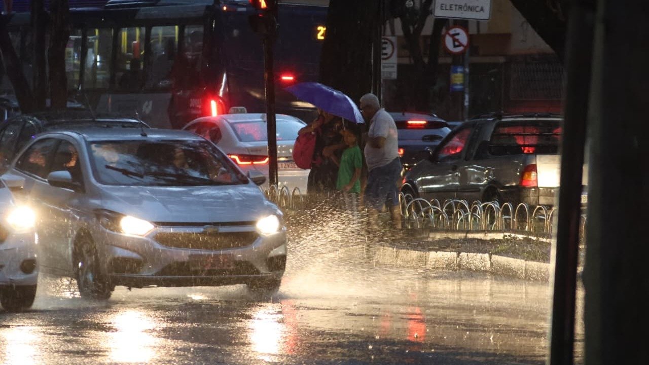 Moradores de Belo Horizonte enfrentam ruas molhadas e alagamentos, cen&aacute;rio previsto com as pancadas de chuva para esta sexta-feira -  (crédito: Marcos Vieira/EM/DA Press)