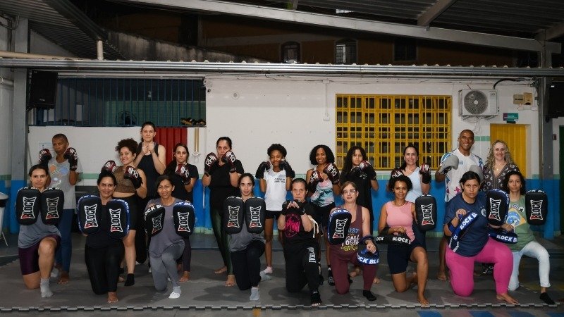 Participantes das aulas gratuitas de defesa pessoal em Contagem, projeto que agora se expande para a regi&atilde;o do Eldorado -  (crédito: Luci Sallum / PMC)