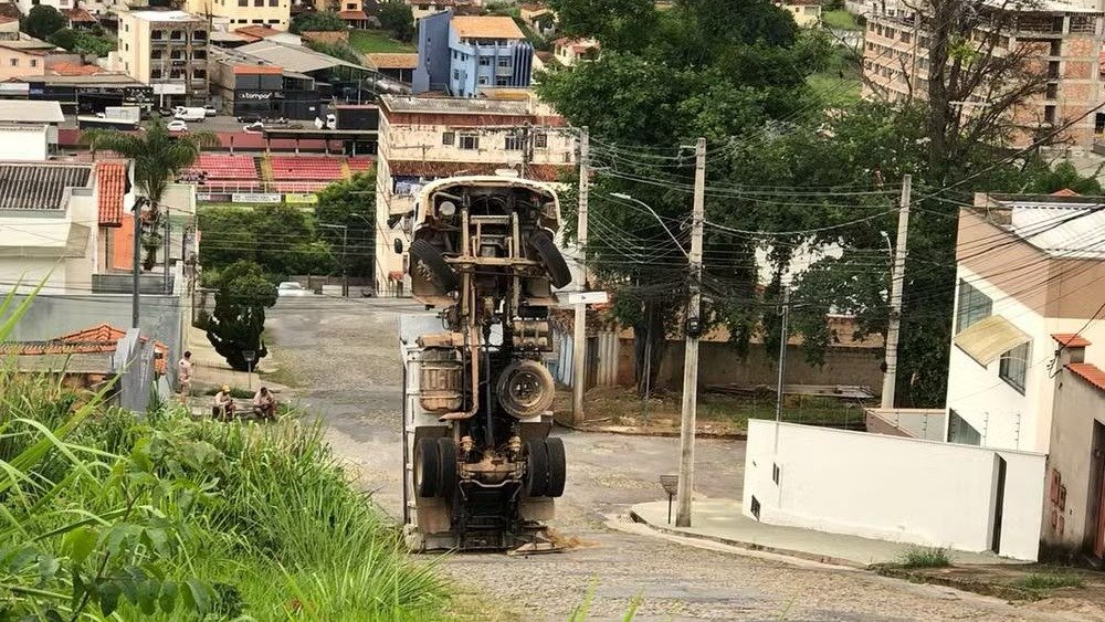 Caminh&atilde;o de areia tomba em Par&aacute; de Minas ap&oacute;s perder for&ccedil;a em subida &iacute;ngreme, conforme noticiado na mat&eacute;ria -  (crédito: Corpo de Bombeiros/Divulga&ccedil;&atilde;o)