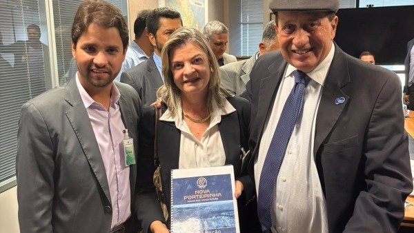 A prefeita de Nova Porteirinha, Elbe Brand&atilde;o, apresenta o projeto de revitaliza&ccedil;&atilde;o do Per&iacute;metro Irrigado do Gorutuba ao lado de autoridades -  (crédito: Nova Porteirinha / Divulga&ccedil;&atilde;o)