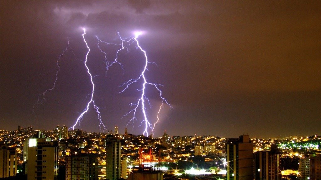 Descargas atmosf&eacute;ricas, como as vistas sobre a cidade, s&atilde;o o foco das preocupa&ccedil;&otilde;es da Cemig durante o per&iacute;odo chuvoso -  (crédito: Divulga&ccedil;&atilde;o / Cemig / HENRIQUE FREDERICO DA CRUZ MARIA )