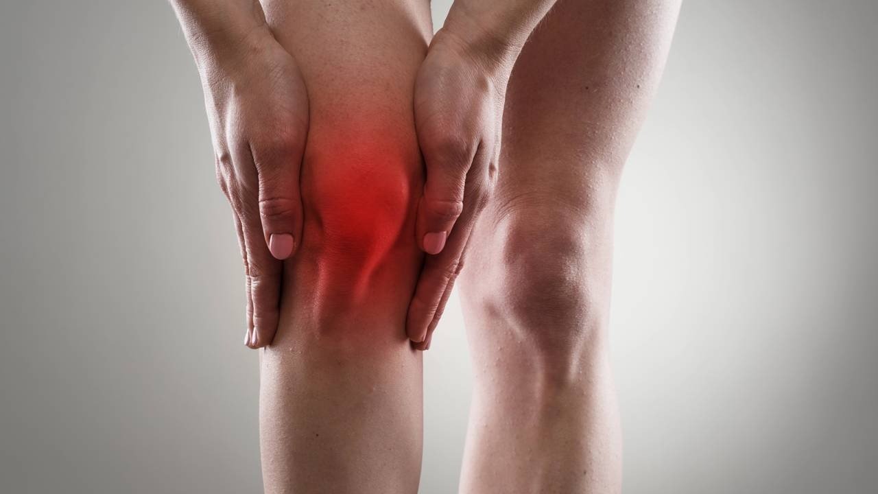 A dor intensa no joelho, sintoma comum da artrose, &eacute; um sinal para pausar os exerc&iacute;cios e buscar orienta&ccedil;&atilde;o m&eacute;dica -  (crédito: depositphotos.com / stasique)