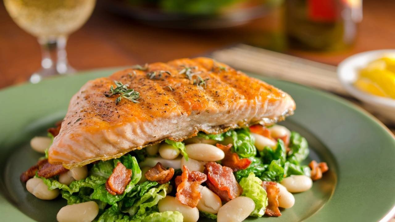 Salm&atilde;o e feij&atilde;o branco comp&otilde;em refei&ccedil;&atilde;o rica em prote&iacute;nas e fibras, alinhada &agrave;s diretrizes de alimenta&ccedil;&atilde;o saud&aacute;vel para idosos -  (crédito: depositphotos.com / fudio)