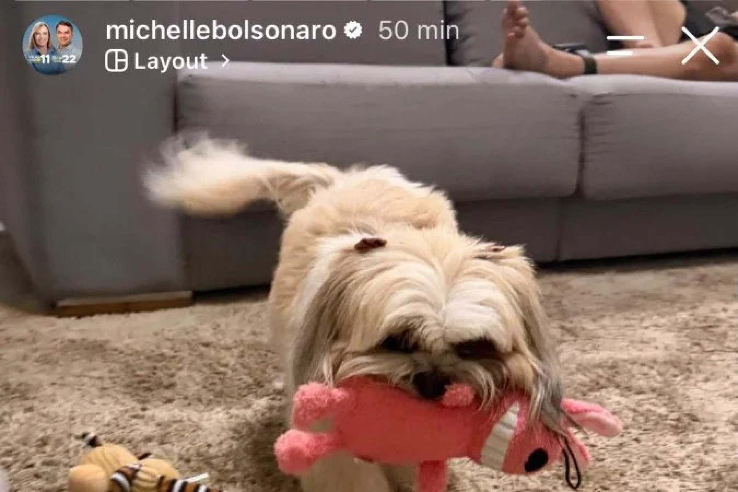 Michelle posta foto com Bolsonaro usando tornozeleira ao fundo