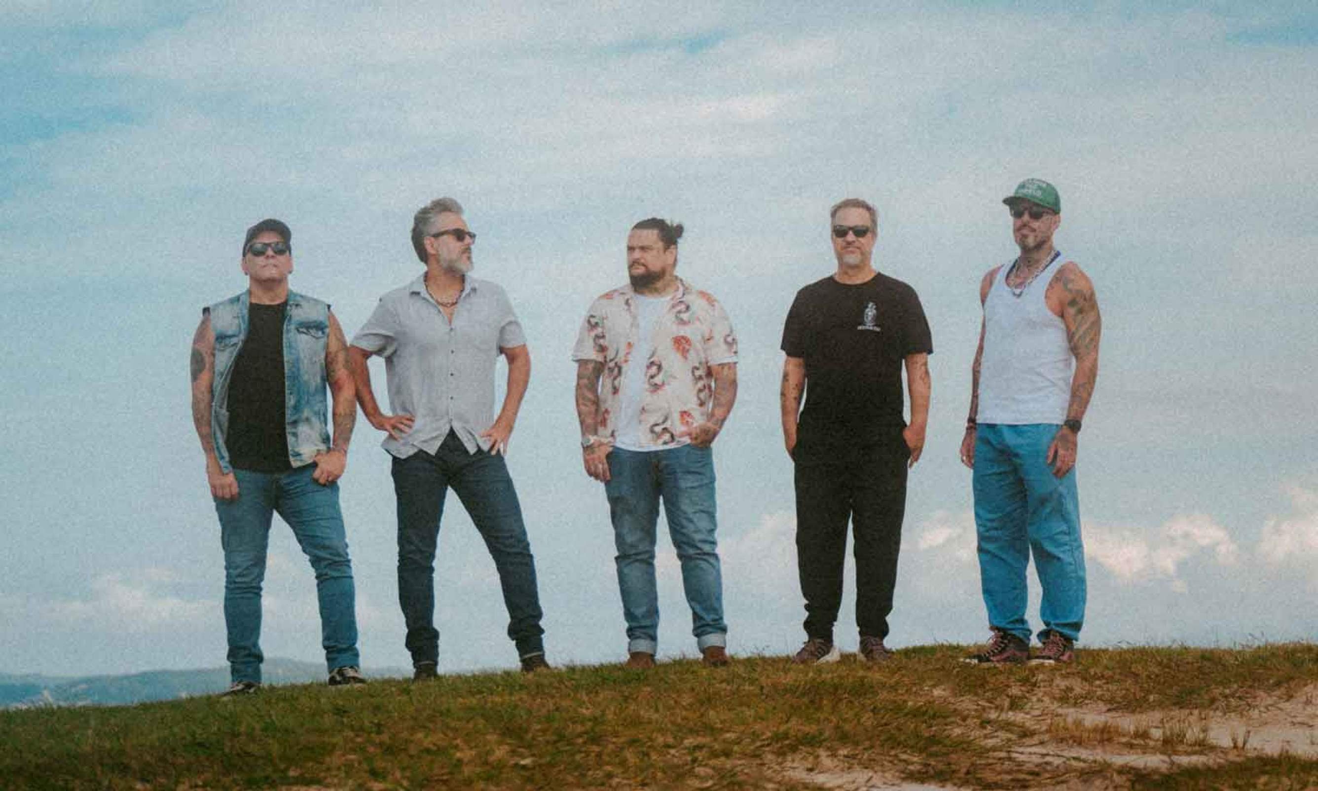 M&uacute;sicos da banda Detonautas est&atilde;o lado a lado e olham para a c&acirc;mera 