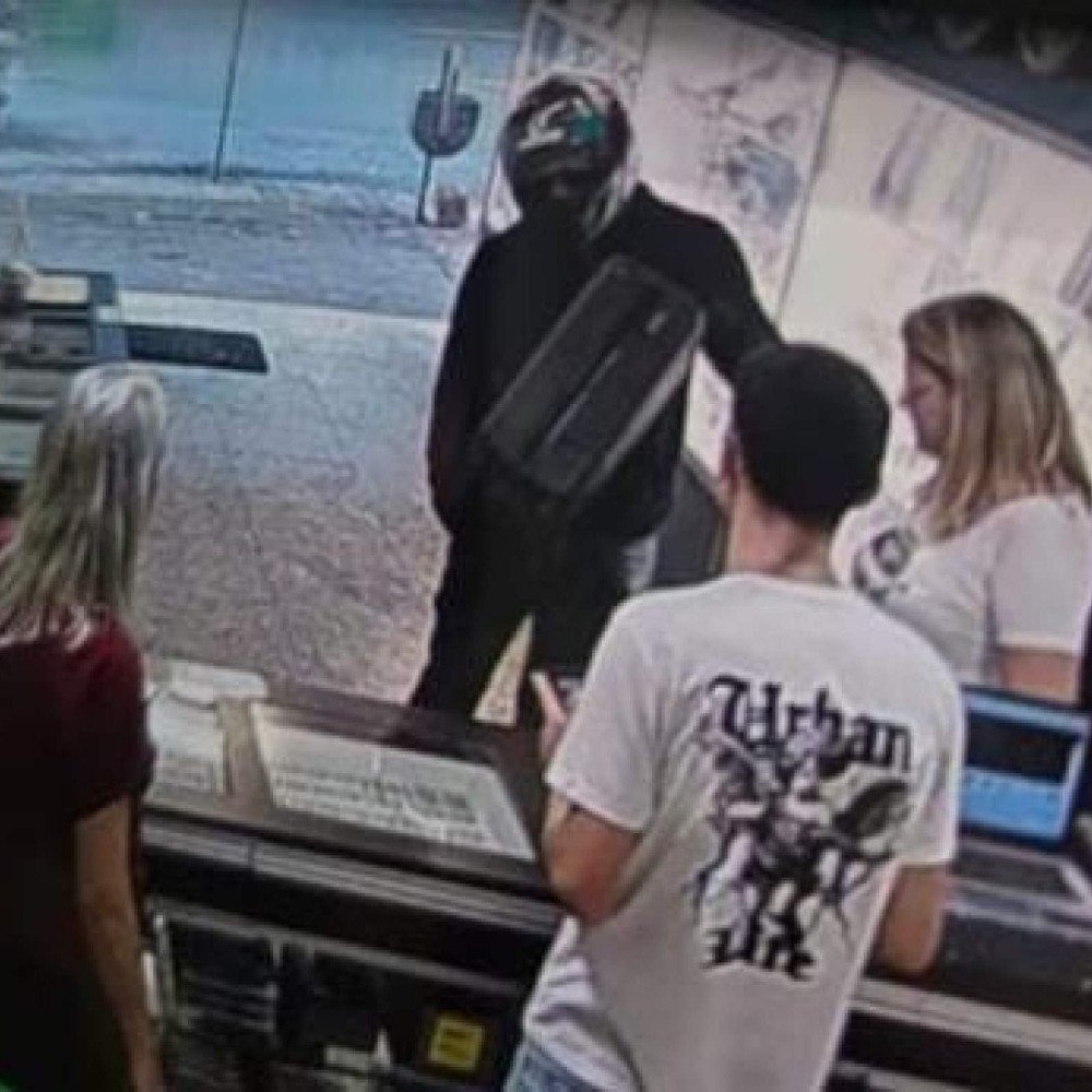 Joalheria na Savassi é assaltada e homem leva duas bandejas de ouro