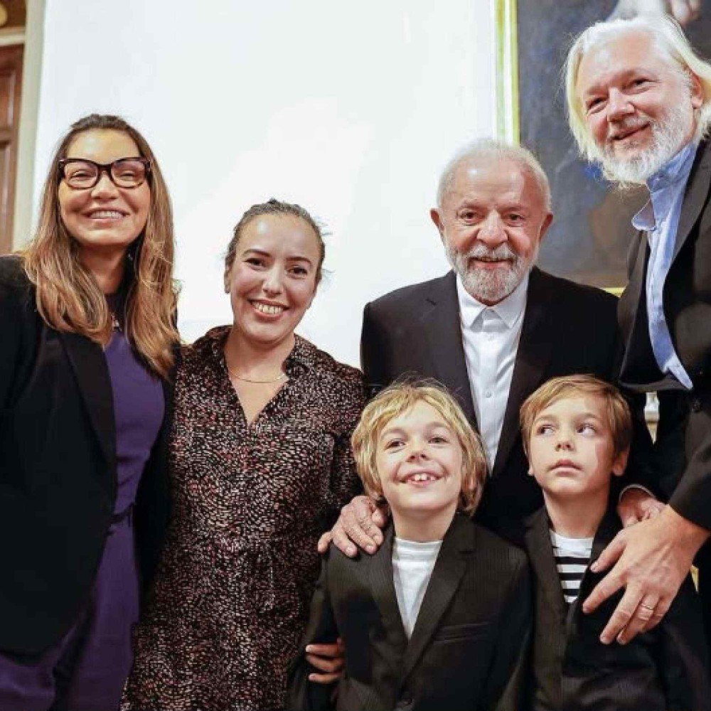 Julian Assange, criador do WikiLeaks, declara apoio a Presidente Lula
