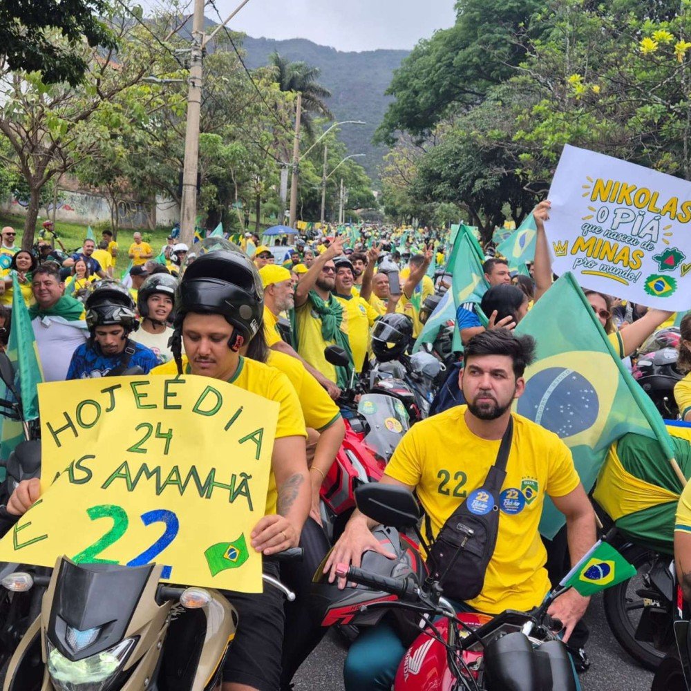 "Motociata do 22" reúne apoiadores na Praça do Papa, em BH
