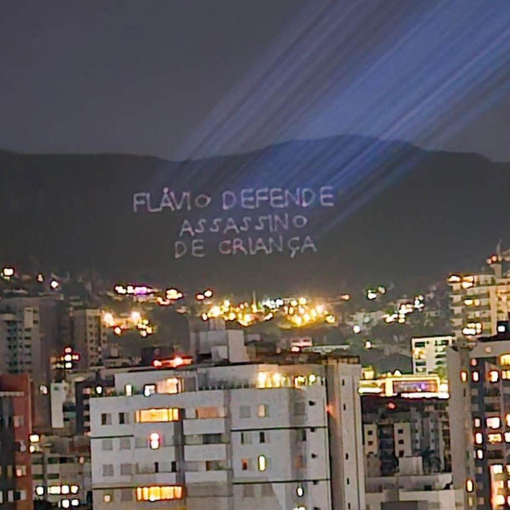 Projeções de luz na Serra do Curral, em BH, exibem frases contra Flávio