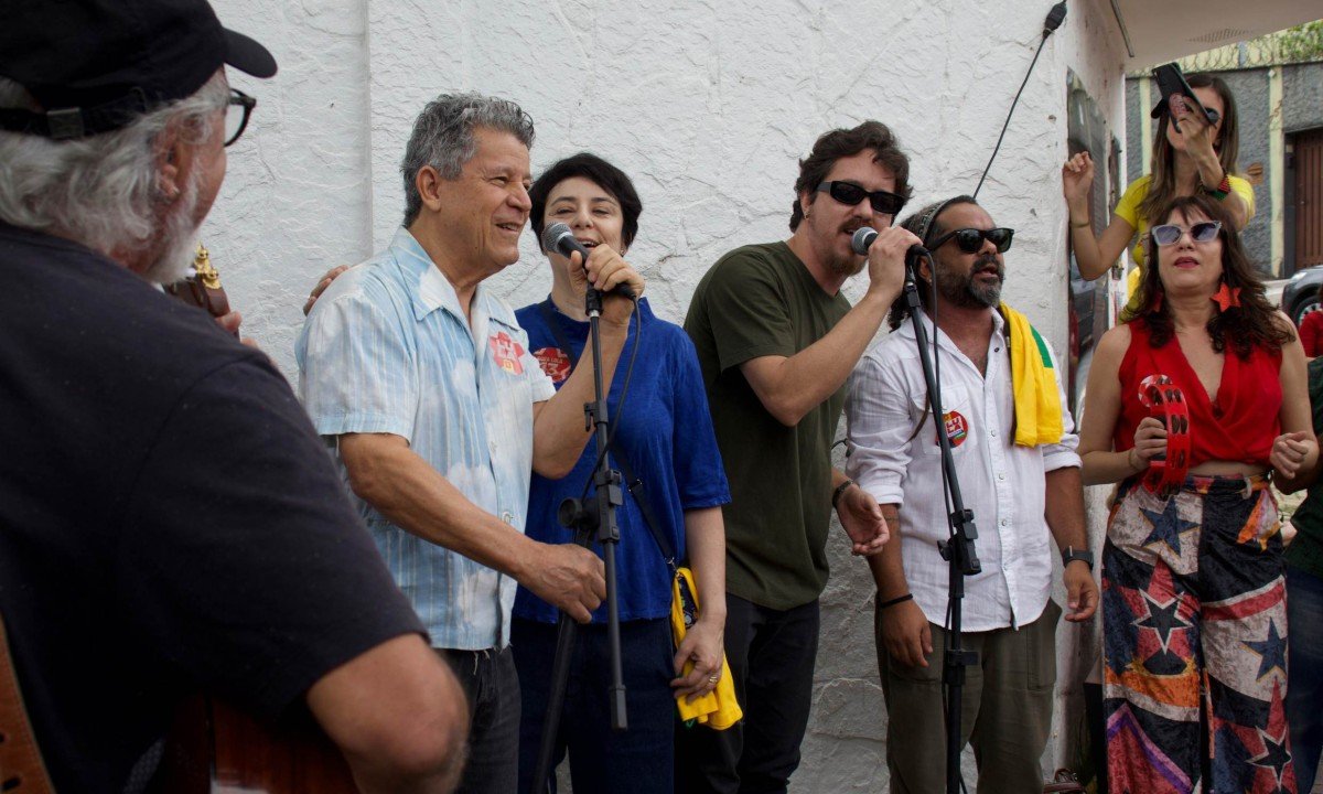 Artistas se reúnem em ato anti-vandalismo em frente ao Clube da Esquina
- (crédito: Maria Lúcia Passos/EM/D.A Press)