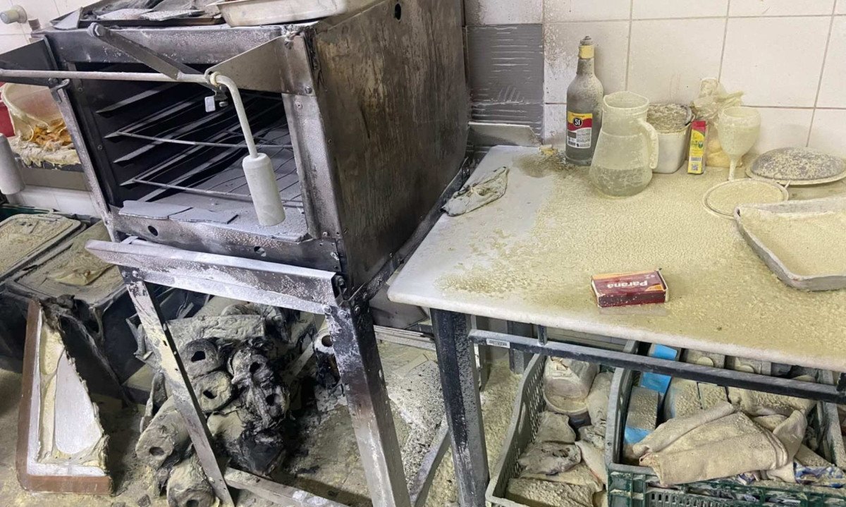 Os brigadistas combateram as chamas com extintores. Após conter o fogo, os militares realizaram a ventilação do local e a contenção do vazamento - (crédito: CBMMG/Divulgação )