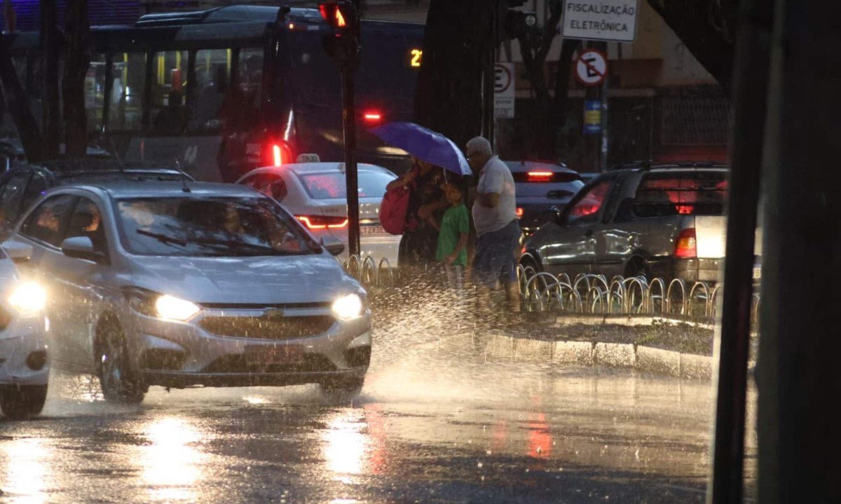 As chuvas podem vir acompanhadas de raios, trovoadas, granizo e rajadas de vento de até 80 km/h no domingo - (crédito: Marcos Vieira/EM/D.A Press)