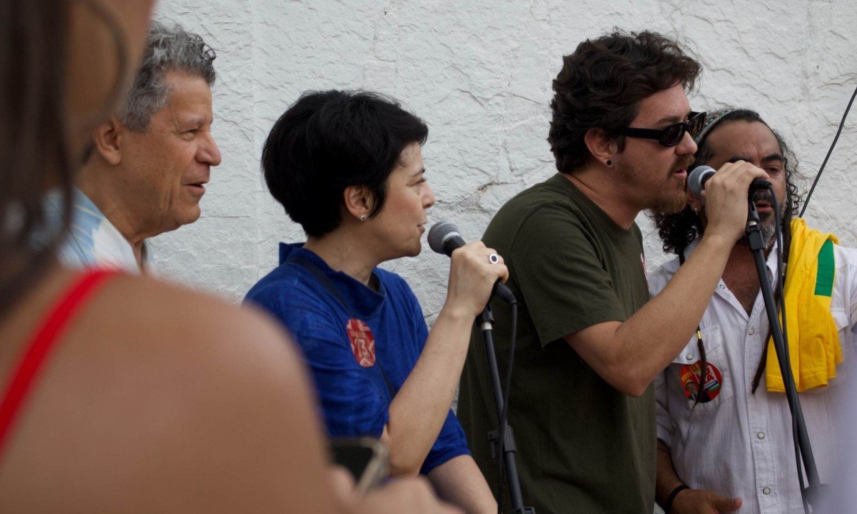 Fernanda Takai e Pedro Morais no microfone