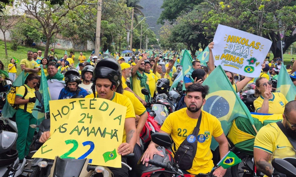 'Motociata do 22' re&uacute;ne apoiadores de Fl&aacute;vio Bolsonaro (PL), na Pra&ccedil;a do Papa, em BH 