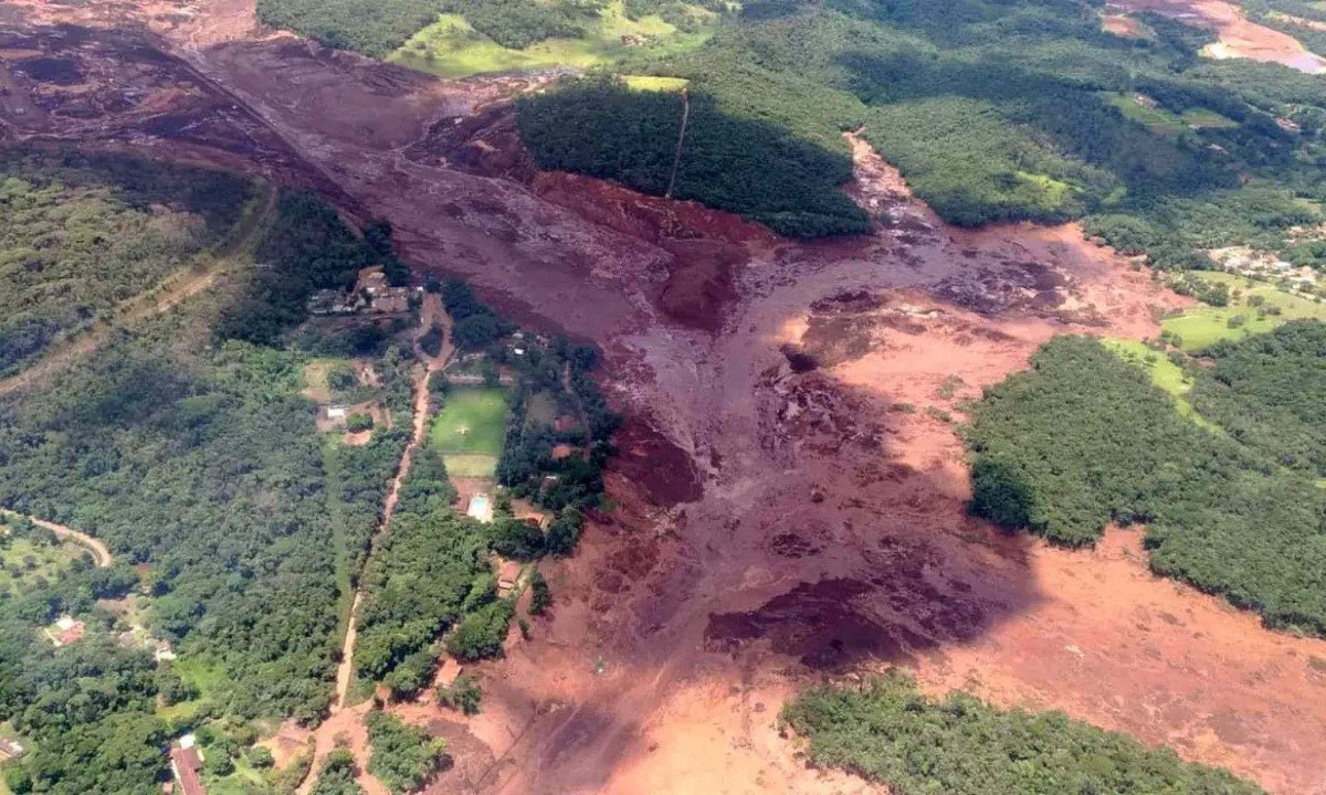 Decisão do STJ impede saque de valores do novo auxílio emergencial destinado aos atingidos pelo rompimento da barragem em Brumadinho - (crédito: Corpo de Bombeiros/Reprodução)