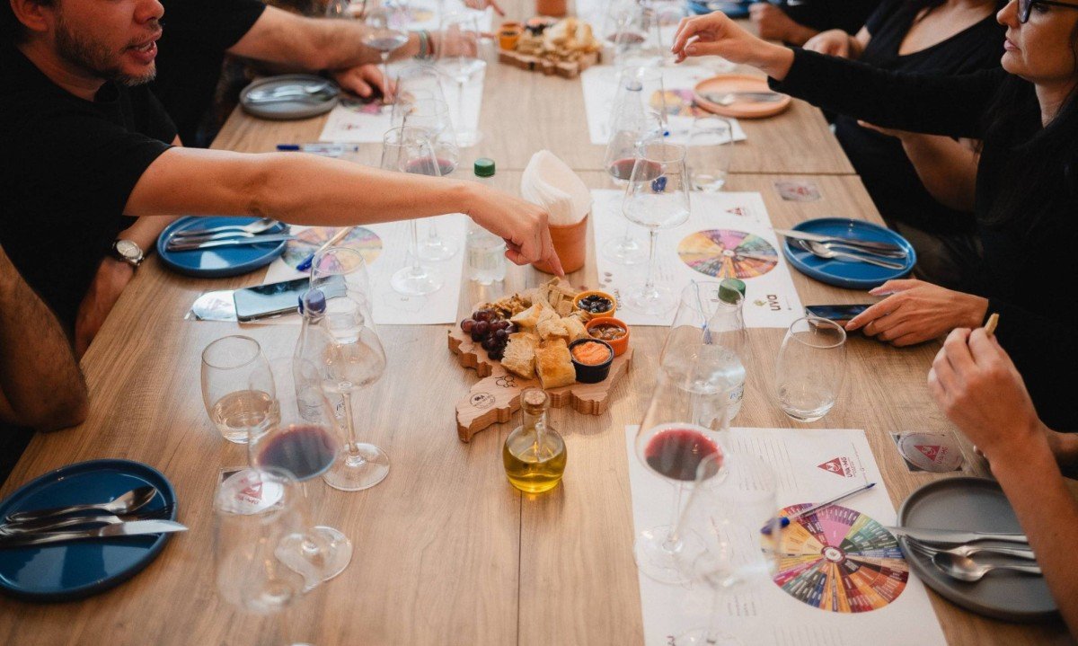 Três vinhos mineiros apresentam diferentes regiões produtoras do estado por meio de mapas, histórias e informações sobre produção Três vinhos mineiros apresentam diferentes regiões produtoras do estado por meio de mapas, histórias e informações sobre produção