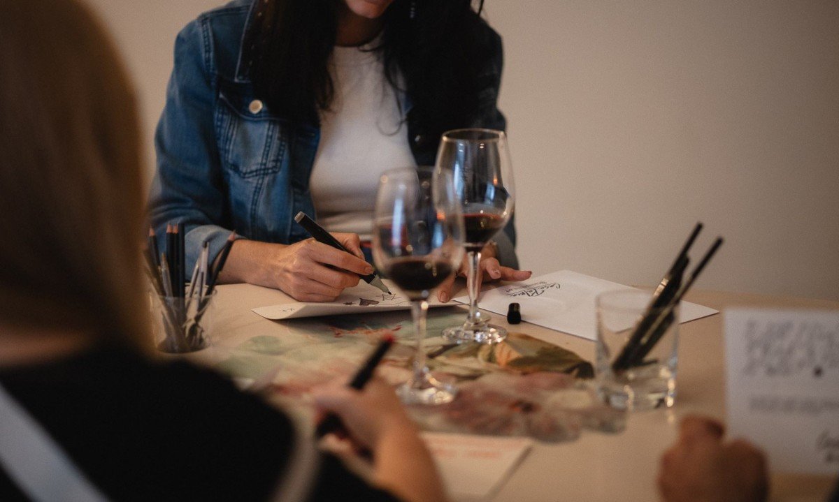 Arte, vinho e chá se encontram em percurso por galeria que abriga obras de mais de 80 artistas e manuscritos poéticos de Fernando Palma Arte, vinho e chá se encontram em percurso por galeria que abriga obras de mais de 80 artistas e manuscritos poéticos de Fernando Palma