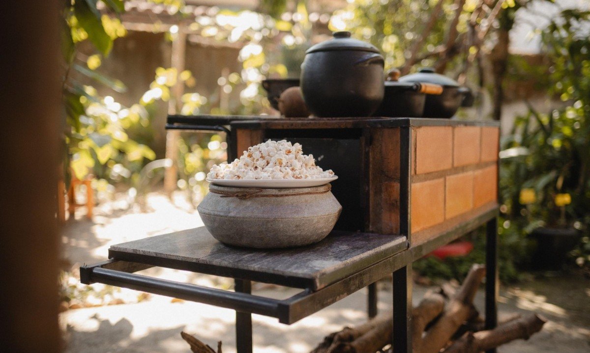 Visita a terreiro revela saberes afro-brasileiros, plantas de cura, alimentos sagrados e outras tradições que atravessam gerações Visita a terreiro revela saberes afro-brasileiros, plantas de cura, alimentos sagrados e outras tradições que atravessam gerações