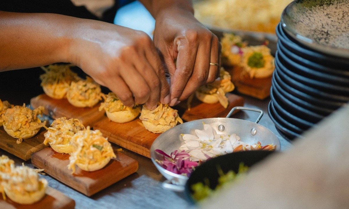 A chef Mariana Gontijo prepara um menu surpresa que aproxima quem come de quem faz A chef Mariana Gontijo prepara um menu surpresa que aproxima quem come de quem faz
