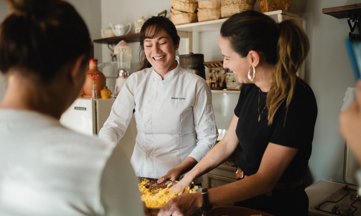 As quitandas compartilhadas à mesa são preparadas a muitas mãos e ajudam a preservar uma tradição tão importante para a cultura mineira - (crédito: Dynelle Coelho/Divulgação )