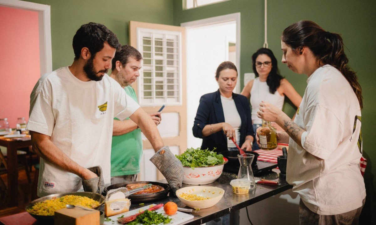 Do mercado para a mesa: você compra os ingredientes, participa do preparo da refeição e se senta para comer com os anfitriões Do mercado para a mesa: você compra os ingredientes, participa do preparo da refeição e se senta para comer com os anfitriões