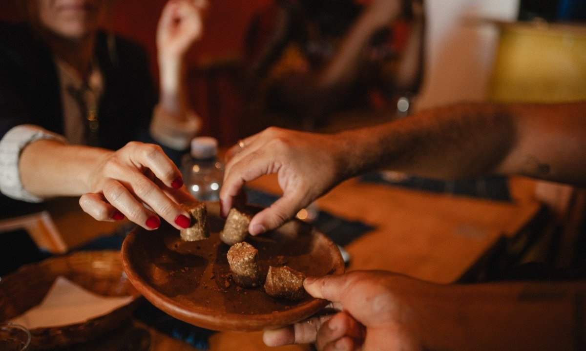Em uma imersão na culinária afro-brasileira, os participantes ajudam a preparar paçoca de amendoim servida de sobremesa Em uma imersão na culinária afro-brasileira, os participantes ajudam a preparar paçoca de amendoim servida de sobremesa