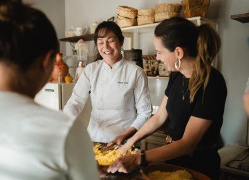 As quitandas compartilhadas à mesa são preparadas a muitas mãos e ajudam a preservar uma tradição tão importante para a cultura mineira -  (crédito: Dynelle Coelho/Divulgação )